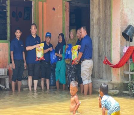 GM HR RAPP Willim dan SHR Manager R Elwan Jumanri menyerahkan bantuan paket sembako kepada warga Kenegerian Gunung Sahilan yang terdampak banjir. (foto/ist)